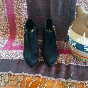 EUC WOMENS LEATHER BOOTIES